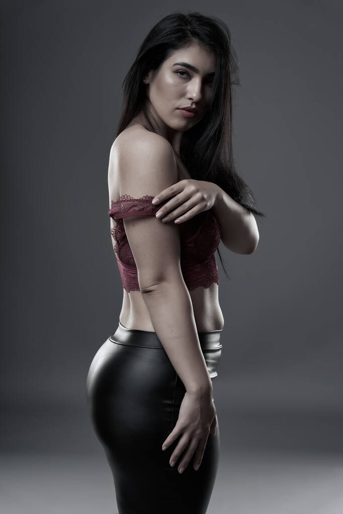 Латиноамериканка й вродлива молода жінка на сірому фоні. - Фото, зображення