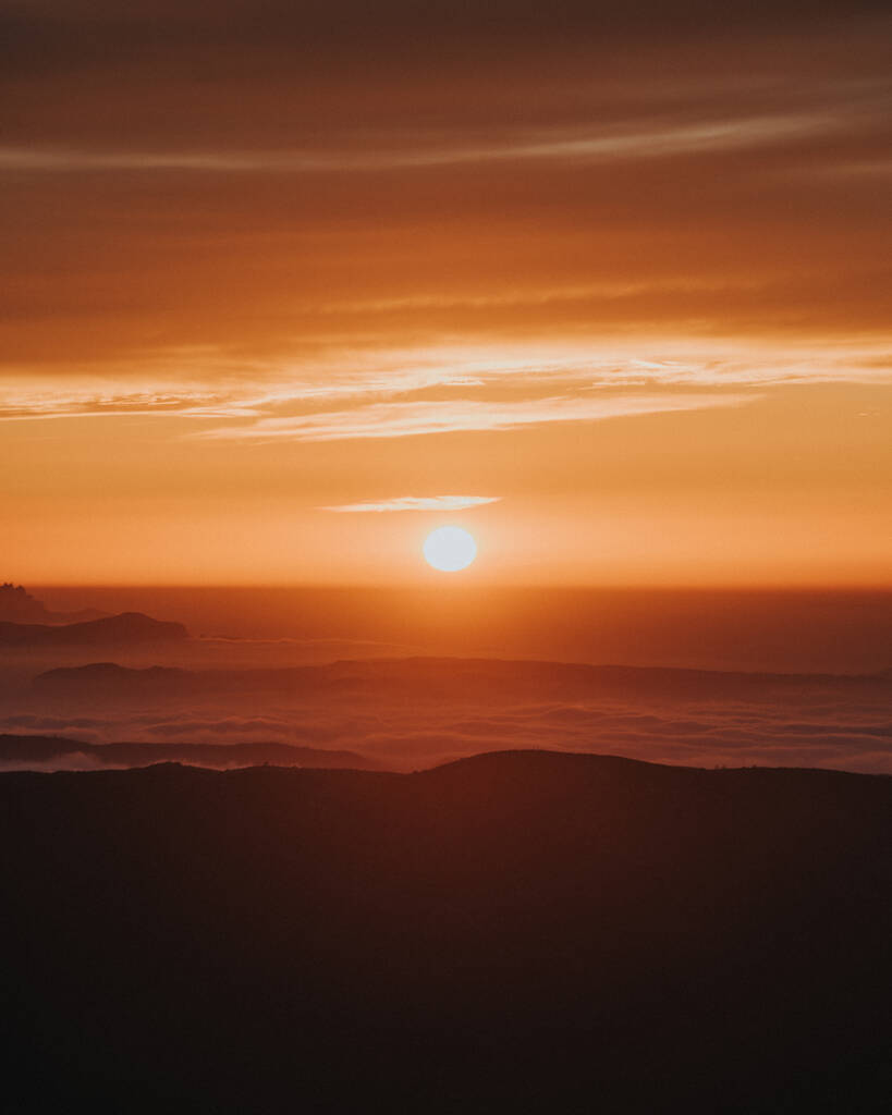 Ένα κάθετο πλάνο του ορίζοντα και σιλουέτα των βουνών κατά τη διάρκεια του ηλιοβασιλέματος - Φωτογραφία, εικόνα