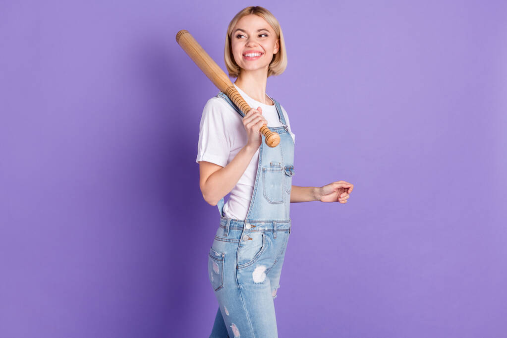 Profiili kuva mukava optimistinen lyhyt kampaus vaalea nainen pidä bat kulumista valkoinen t-paita yleistä eristetty violetti tausta - Valokuva, kuva