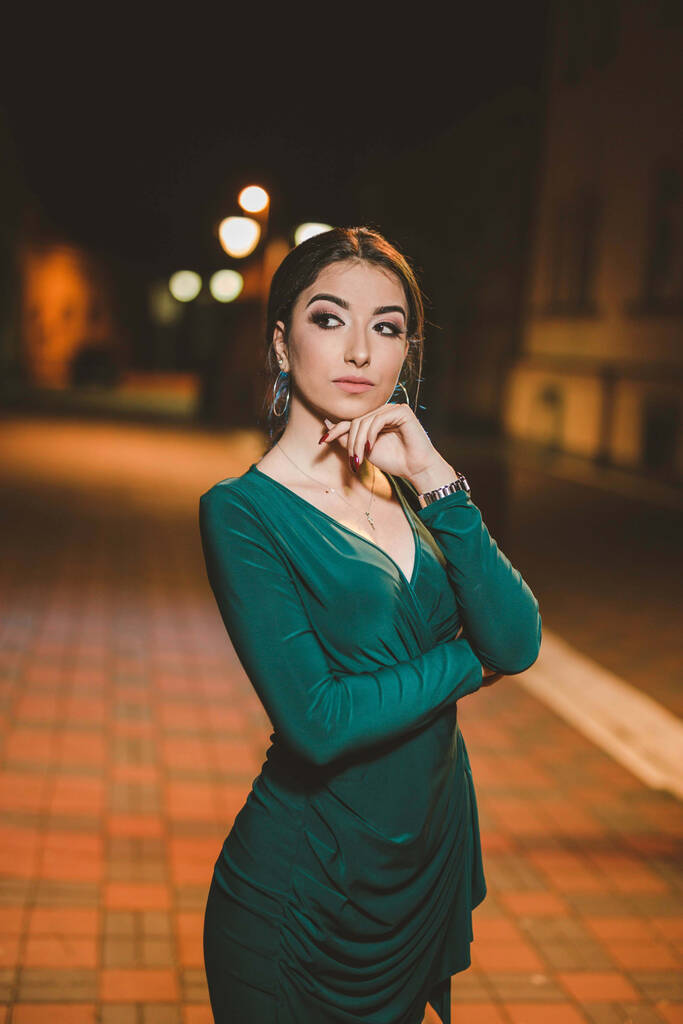 夜に道路上にポーズを緑のエレガントなドレスでボスニア・ボスニア・ヘルツェゴビナからの若い女性 - 写真・画像