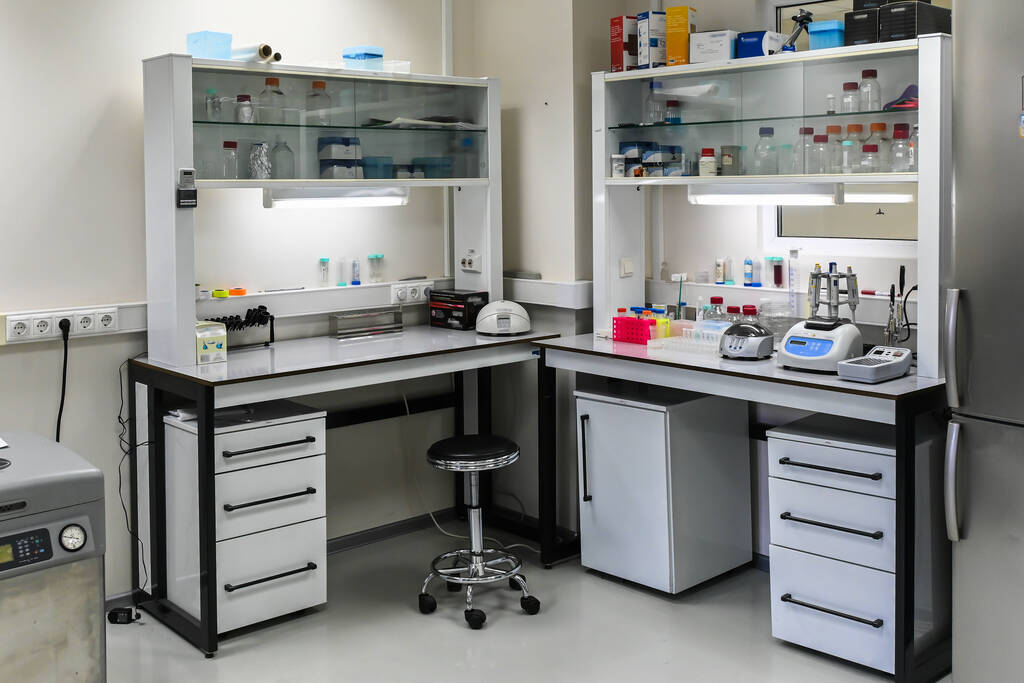 El interior de un moderno laboratorio de investigación. Un lugar de trabajo para el desarrollo científico biológico. - Foto, imagen