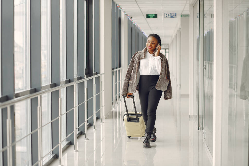 Femme noire avec valise à l'aéroport
 - Photo, image