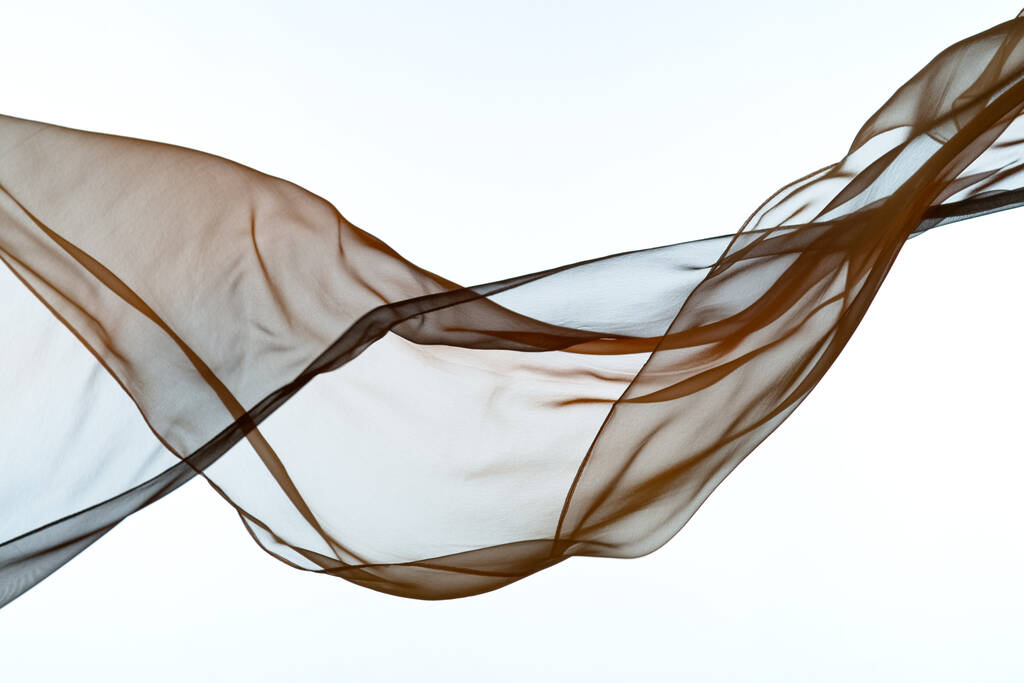 Glatte elegante bunte transparente Tuch auf weißem Hintergrund getrennt. - Foto, Bild
