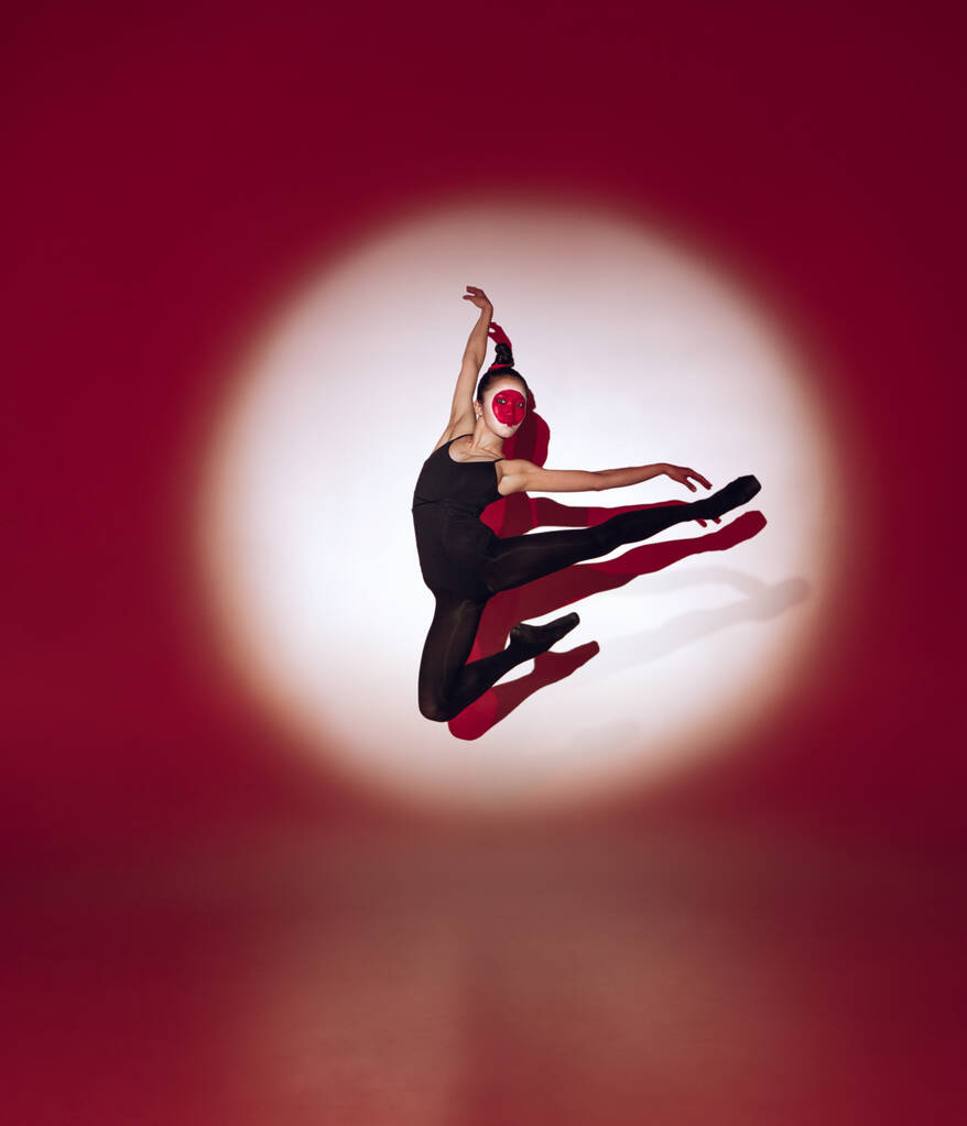 Танцівниця балету танцює на червоній студії. Сучасний дизайн. Сучасне барвисте світло, яке здіймається над Японією.. - Фото, зображення