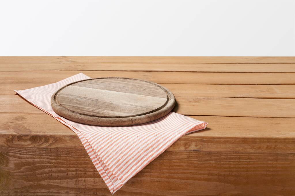 Prázdná pizza deska a plátno ubrus na dřevěné palubě. - Fotografie, Obrázek