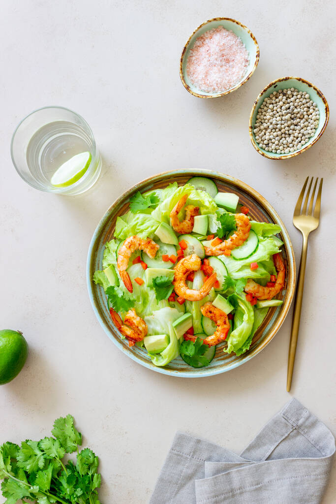 Karidesli salata, salatalık ve avokado. Sağlıklı beslenme. Vejetaryen yemeği. - Fotoğraf, Görsel