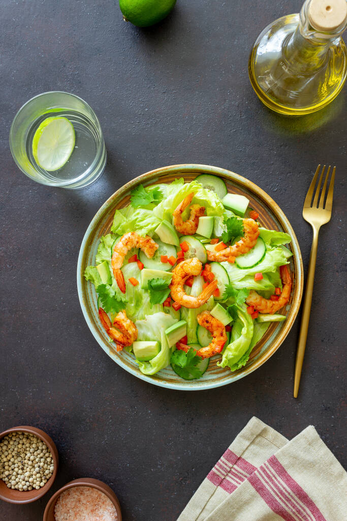 Salát s krevetami, okurkami a avokádem. Zdravé jídlo. Vegetariánské jídlo - Fotografie, Obrázek