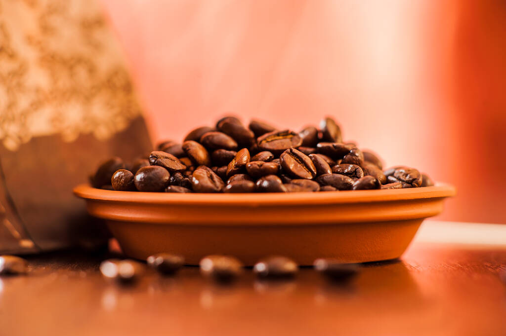 Мелена кава на столі. кавові зерна на столі та кориця
 - Фото, зображення