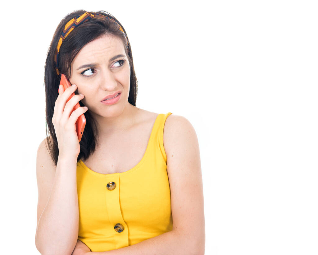 Γκρινιάρα γυναίκα μιλάει στο τηλέφωνο, απομονωμένη σε λευκό φόντο. Βλάβη και έξυπνο τηλέφωνο. Φωτογραφία στούντιο - Φωτογραφία, εικόνα