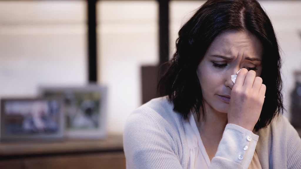 mulher deprimida limpando lágrimas com guardanapo de papel em casa - Foto, Imagem