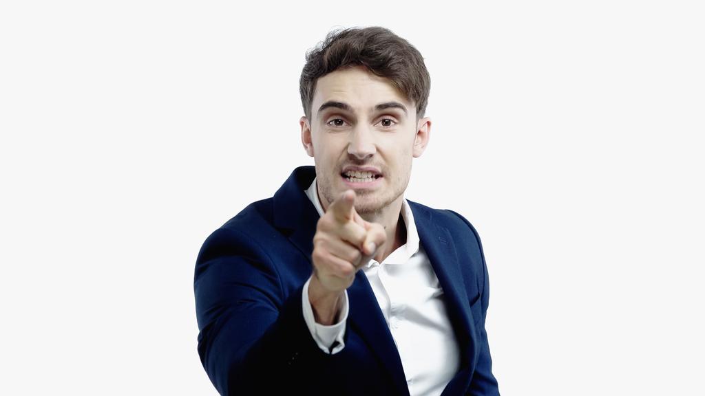 Rozzlobený podnikatel ukazuje prstem na kameru na rozmazané popředí izolované na bílém  - Fotografie, Obrázek