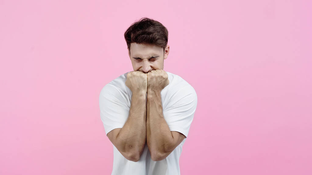 Depressziós férfi kéz a kézben elszigetelt rózsaszín - Fotó, kép