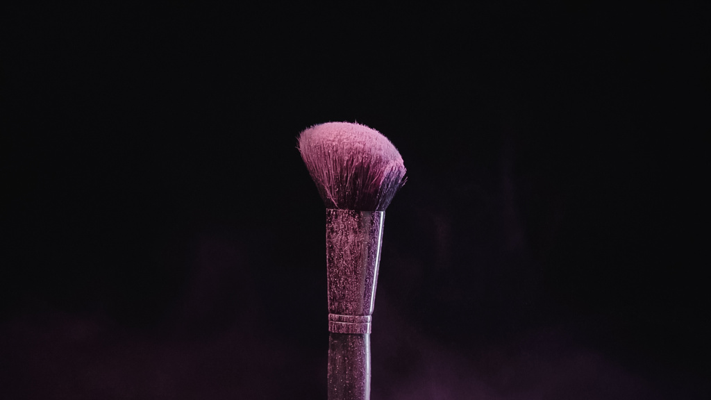 pennello cosmetico morbido con polvere rosa isolata su nero  - Foto, immagini