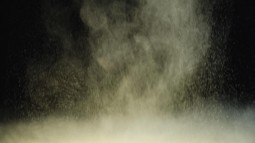 Siyah arkaplanda kopyalama alanı olan sarı toz - Fotoğraf, Görsel