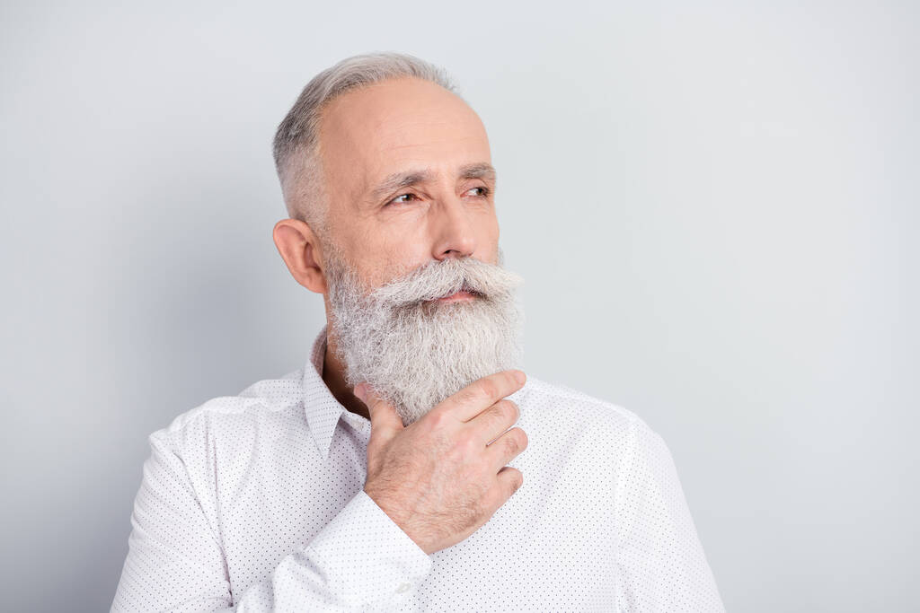 Foto van dromerige oude man kijken lege spade hand hand baard voorstellen idee plan geïsoleerd op grijze kleur achtergrond - Foto, afbeelding