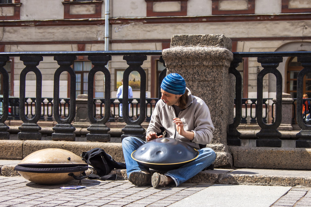 St. Petersburg, Russia, May 29, 2011. Busker entertains passers-by on the promenade - Photo, Image