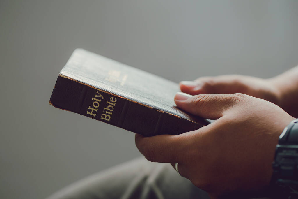 Zblízka na mužské ruce drží bibli. Věřte konceptu - Fotografie, Obrázek