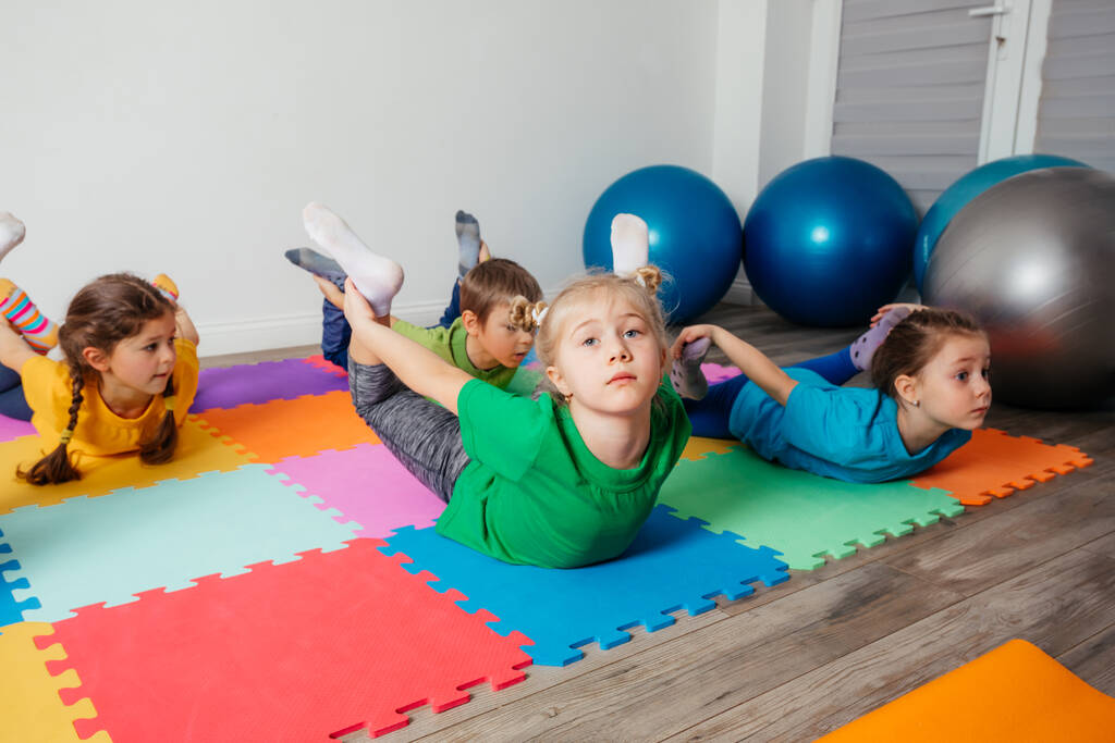 Lezioni di yoga per bambini per rafforzare corpo e anima - Foto, immagini