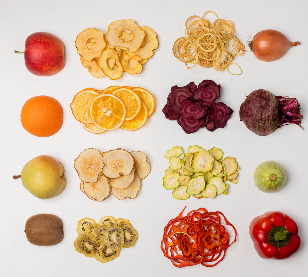 El conjunto de diferentes chips de frutas secas - Foto, imagen