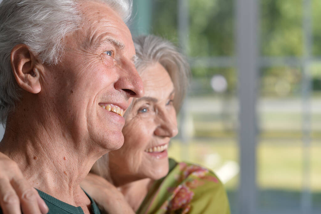 Portrét šťastného staršího páru doma - Fotografie, Obrázek