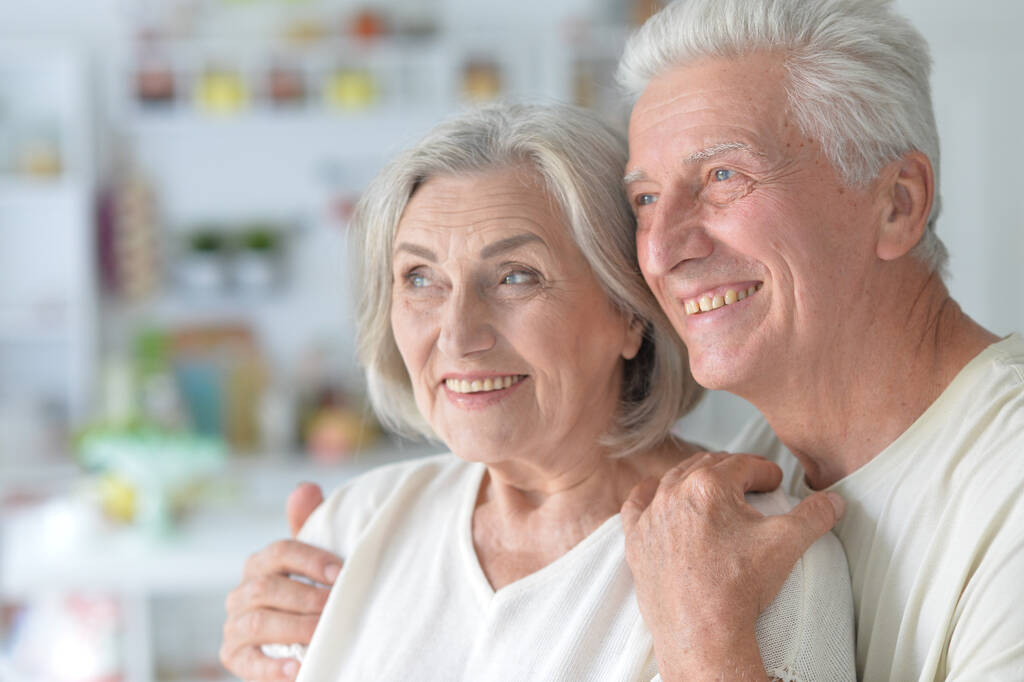 Retrato de casal de idosos felizes em casa - Foto, Imagem