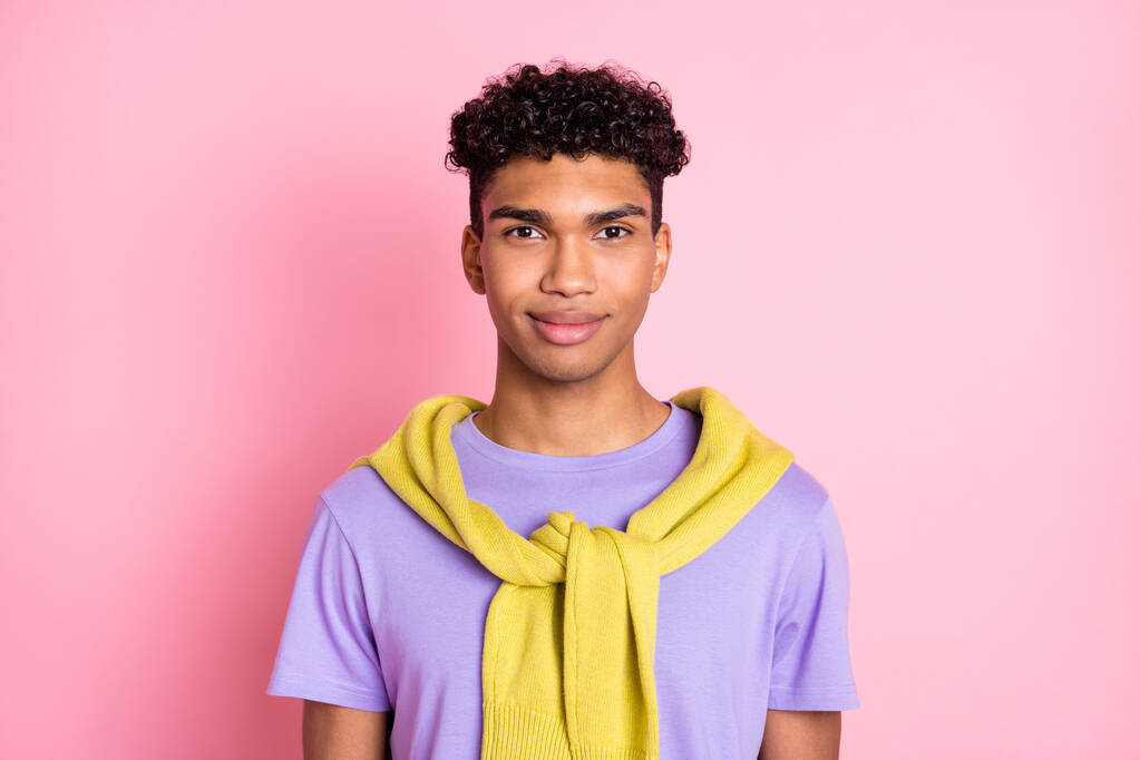Fotografie mladého pohledný šťastný pozitivní úsměv afro muž nosit jumper na ramenou izolované na růžové barevné pozadí - Fotografie, Obrázek