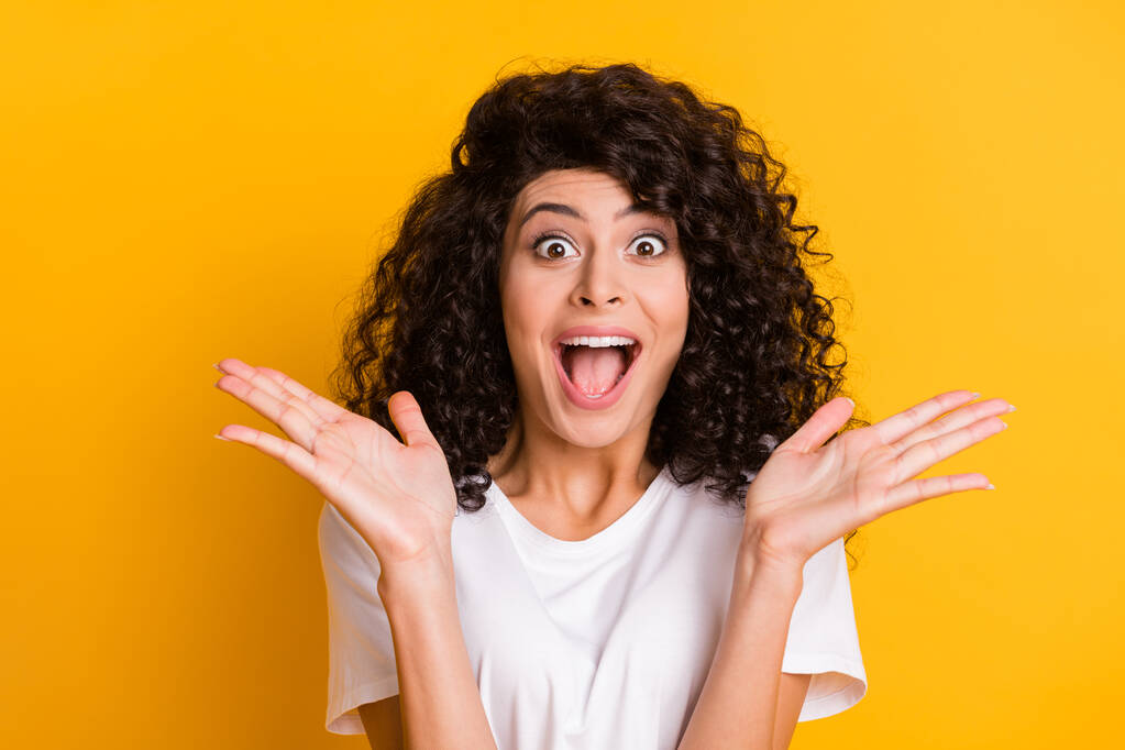 Φωτογραφία του νεαρού χαρούμενος ενθουσιασμένος τρελό σοκαρισμένος κορίτσι με ανοιχτό στόμα κερδίσει λαχείο απομονωμένο σε κίτρινο χρώμα φόντο - Φωτογραφία, εικόνα
