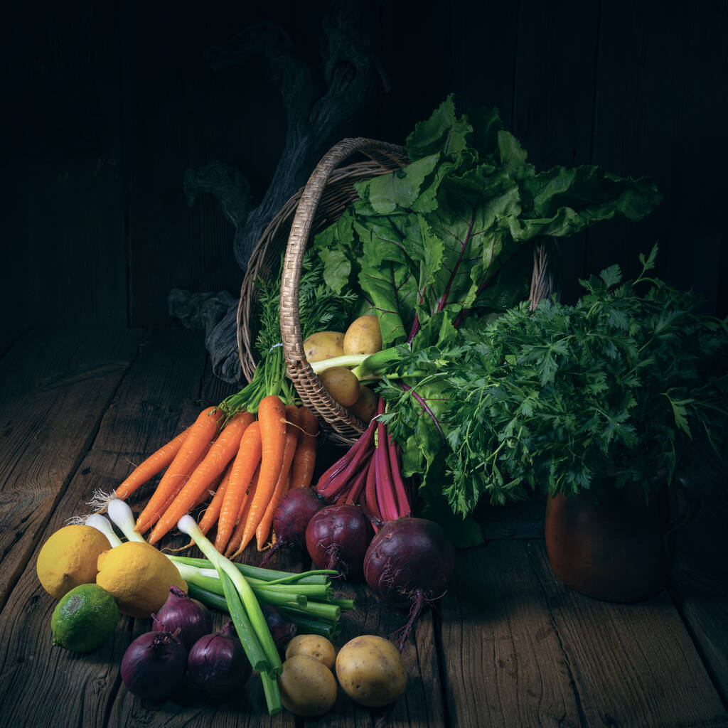 Mand met verschillende groenten: biet en wortel - Foto, afbeelding