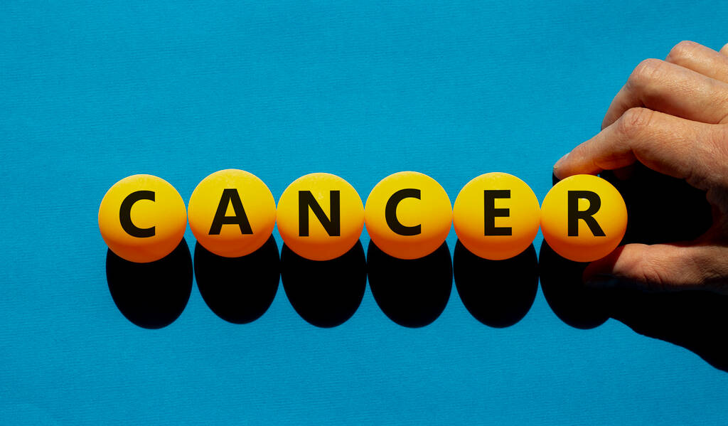 Simbolo medico e cancro. Il concetto parola 'cancro' su palle da ping pong arancioni su un bellissimo sfondo blu. Dottor Hand. Concetto medico e cancro. - Foto, immagini