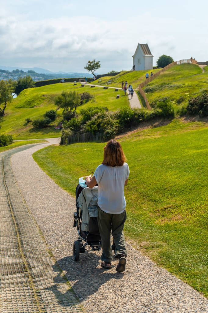 Mladá matka procházející svého syna po stezce v přírodním parku Saint Jean de Luz s názvem Parc de Sainte Barbe, Col de la Grun ve francouzské Baskicku. Francie - Fotografie, Obrázek