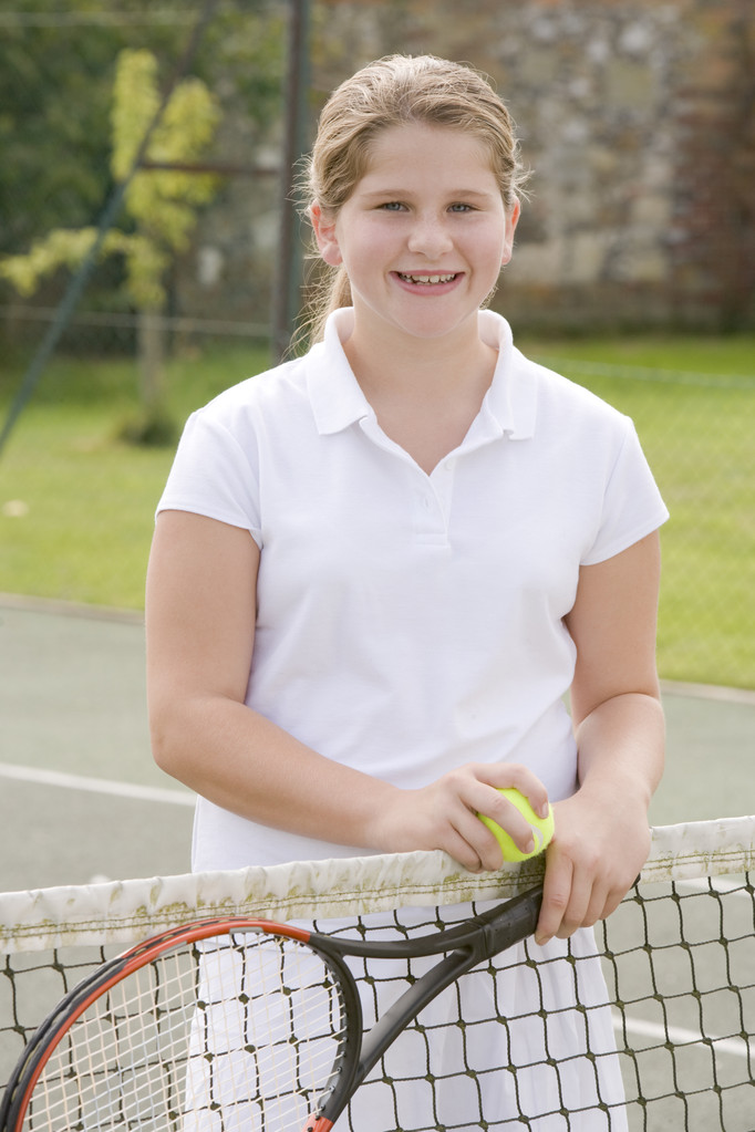 Menina com raquete na quadra de tênis sorrindo
 - Foto, Imagem