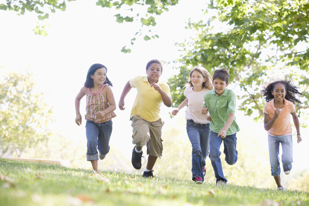 Cinco jóvenes amigos corriendo al aire libre sonriendo
 - Foto, Imagen