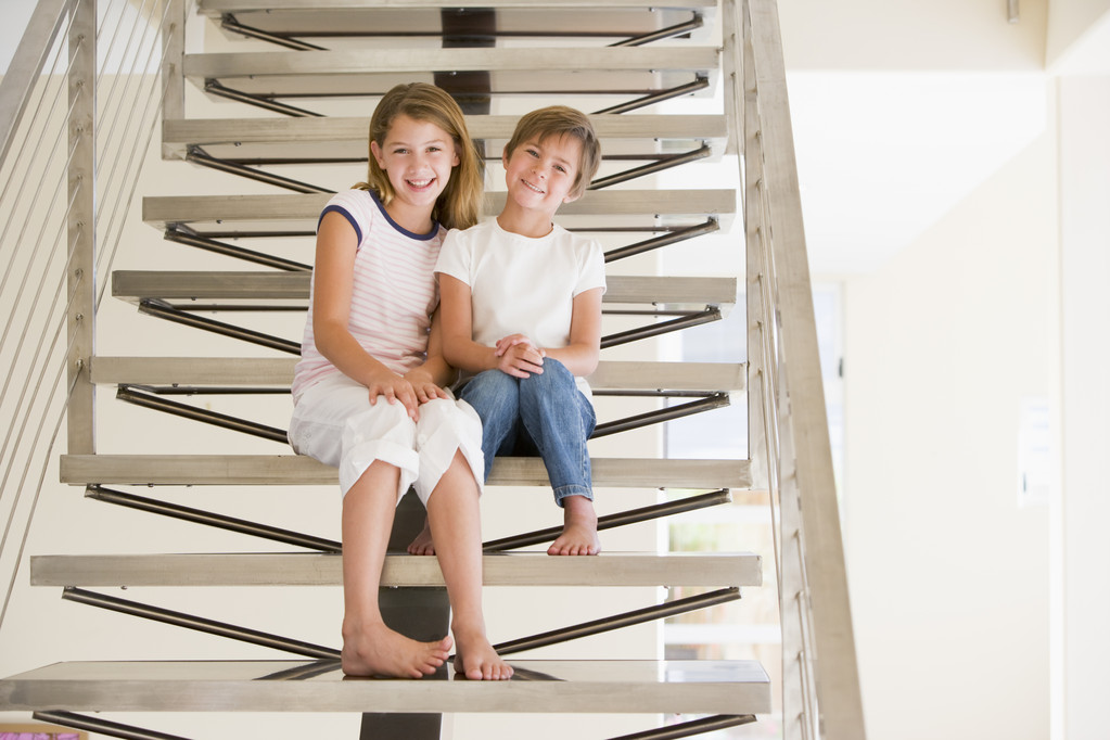 Deux jeunes filles assises sur un escalier à la maison
 - Photo, image