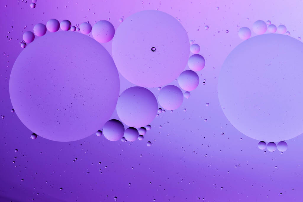 Abstrakte bunte Reflexionen über Ölblasen im Wasser - Foto, Bild