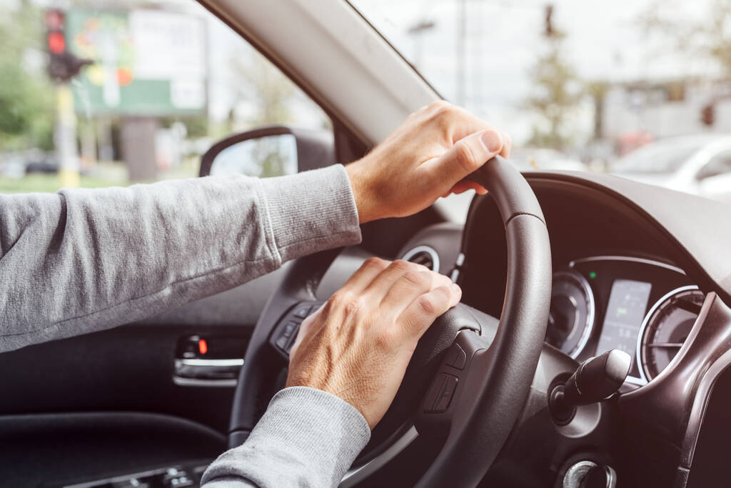Θυμωμένος ενοχλημένος οδηγός πιέζει κέρατο αυτοκινήτου στο τιμόνι, κοντινό πλάνο του χεριού με επιλεκτική εστίαση - Φωτογραφία, εικόνα
