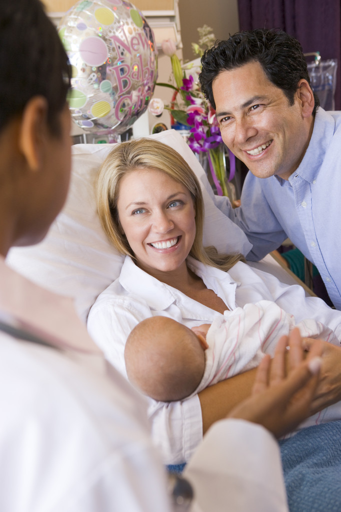 nové rodiče s dítětem mluvit s lékařem a s úsměvem - Fotografie, Obrázek