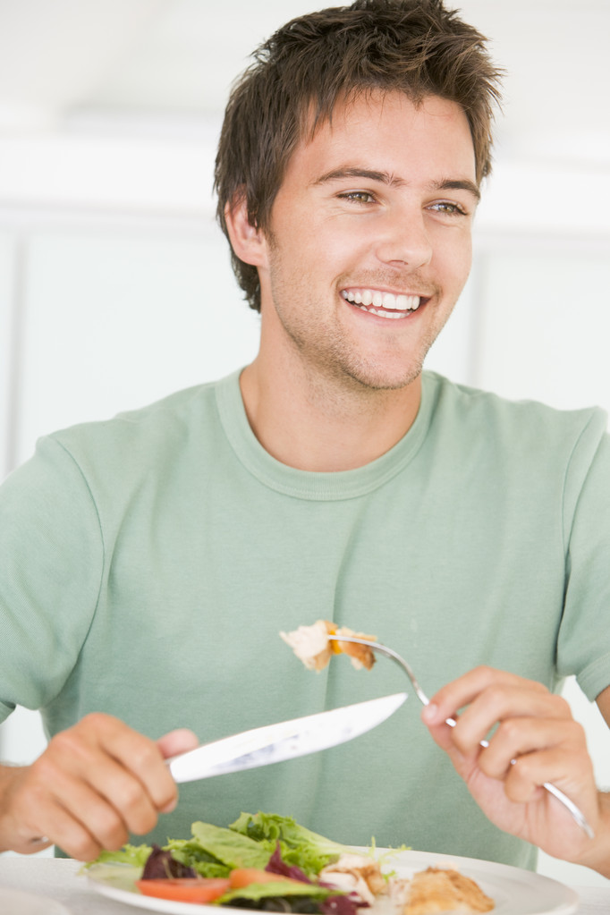 fiatal férfi élvezi egészséges étkezés, étkezések - Fotó, kép