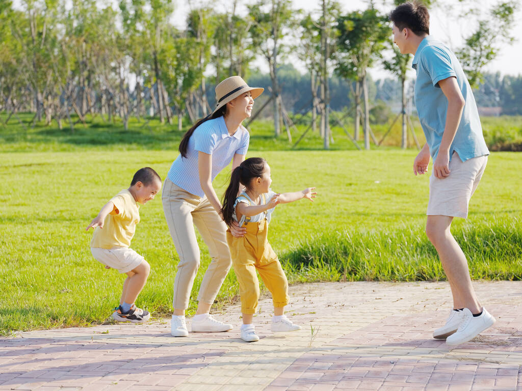 Šťastná rodina čtyř her v parku - Fotografie, Obrázek