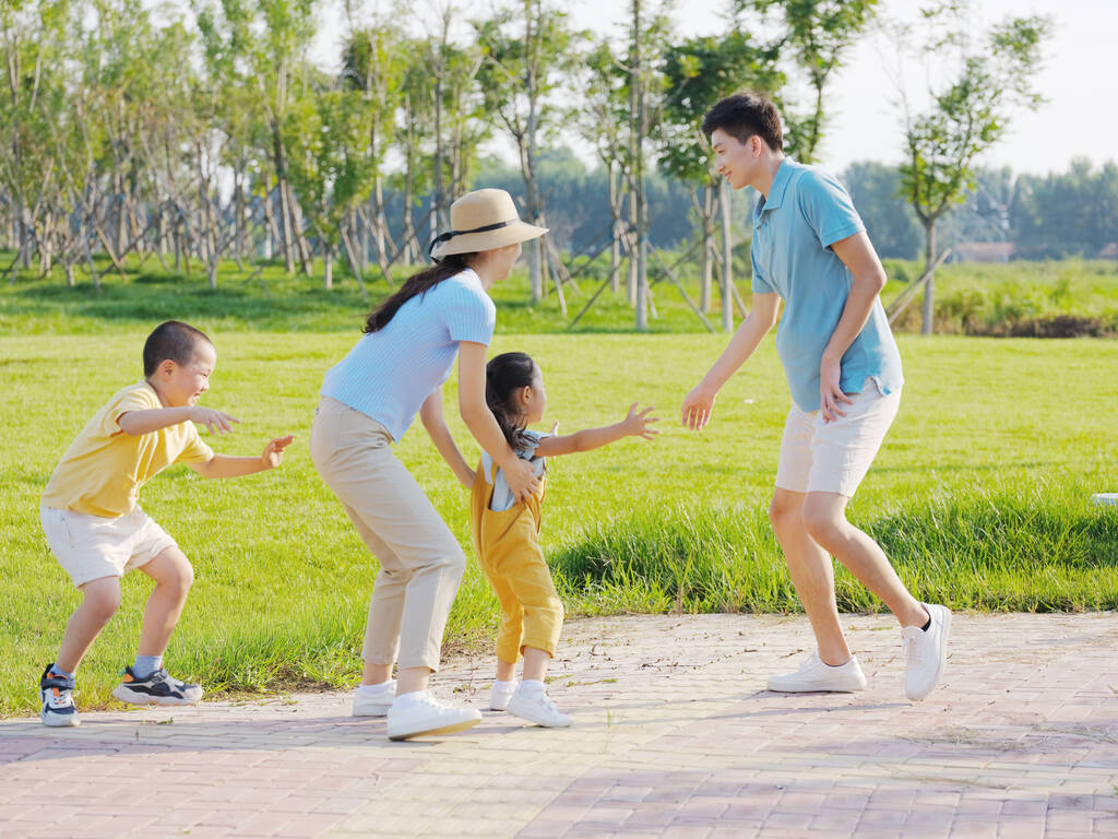 Szczęśliwa rodzina z czterech gier w parku - Zdjęcie, obraz