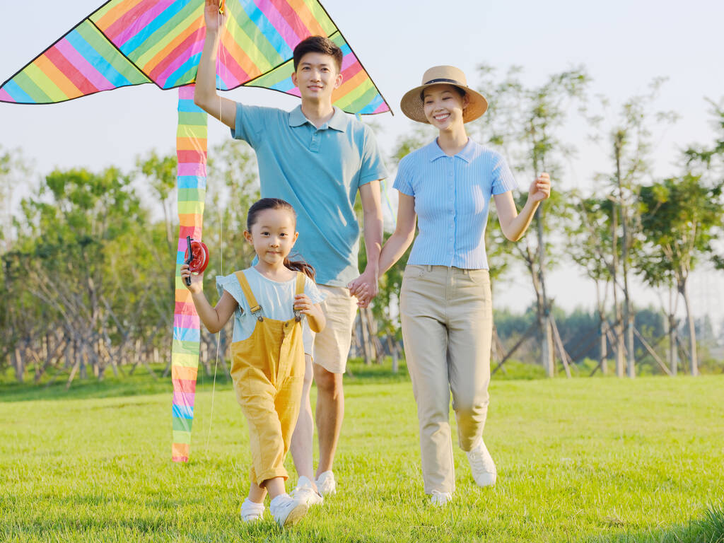 Família feliz de três pipas voadoras no parque - Foto, Imagem