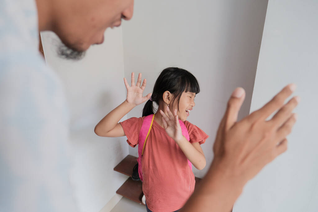 bántalmazó szülő próbálja megütni a gyerekét otthon - Fotó, kép