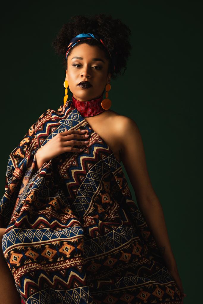 カラフルなスカーフ、イヤリング、ネックレスを身に着けているアフリカ系アメリカ人女性 - 写真・画像