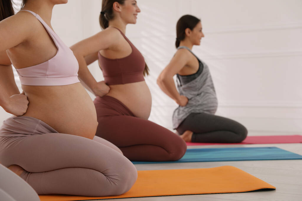 Grupo de mujeres embarazadas haciendo ejercicios en el gimnasio. Preparación para el parto - Foto, imagen