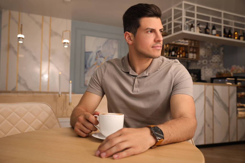 Άνθρωπος με φλιτζάνι καφέ στο καφέ το πρωί - Φωτογραφία, εικόνα