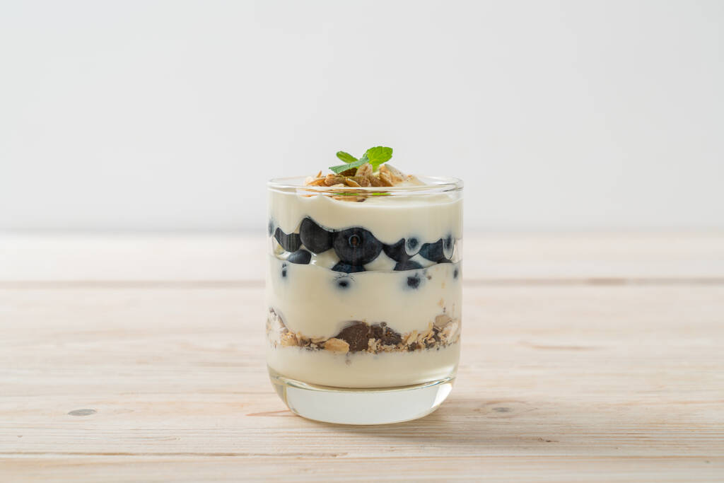 frische Blaubeeren und Joghurt mit Müsli - Gesunde Ernährung - Foto, Bild