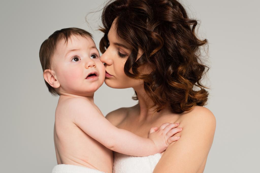 Äiti paljain hartioin suudella vauva poika eristetty harmaa - Valokuva, kuva