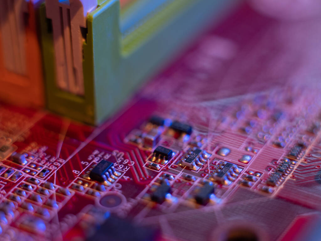 Μητρική πλακέτα υπολογιστή, μικροτσίπ close-up σε έγχρωμο φωτισμό, - Φωτογραφία, εικόνα