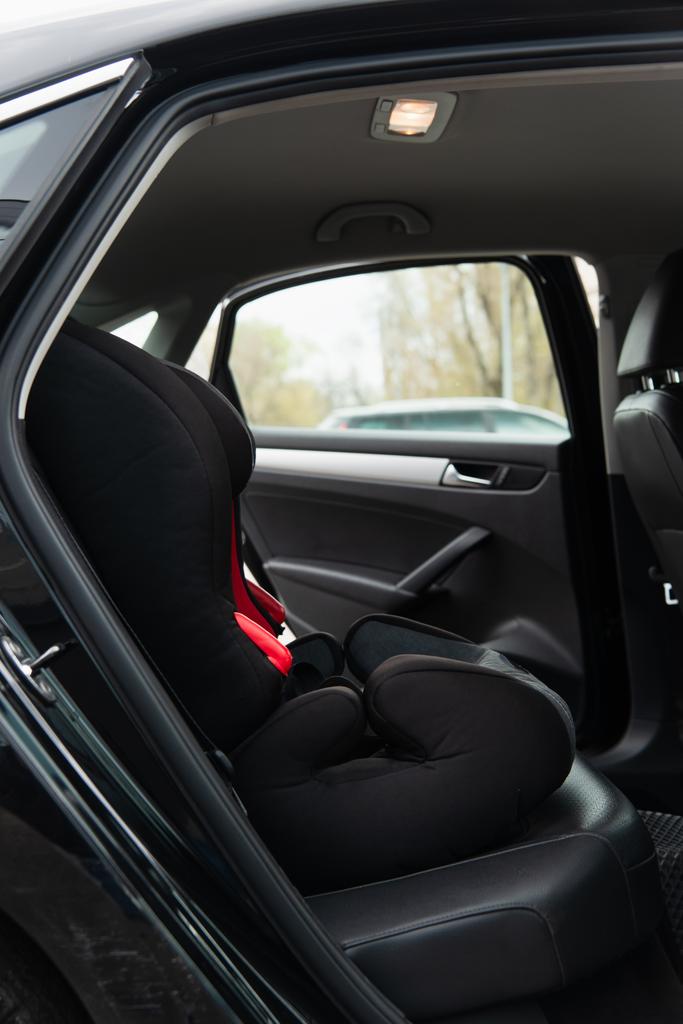 chaise bébé moderne en voiture noire - Photo, image