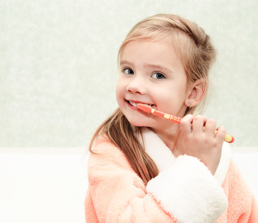 Sorridente carina bambina lavarsi i denti
  - Foto, immagini