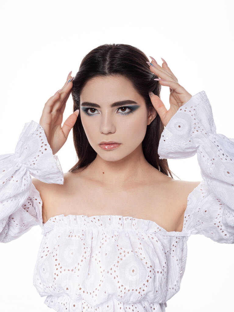 mooi meisje met modieuze make-up in een witte blouse - Foto, afbeelding